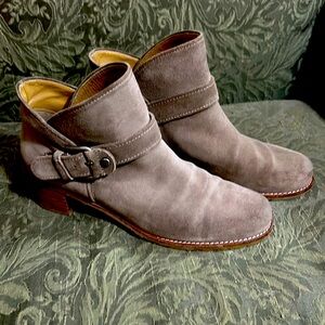 Stuart Weitzman size 8 suede taupe ankle boots